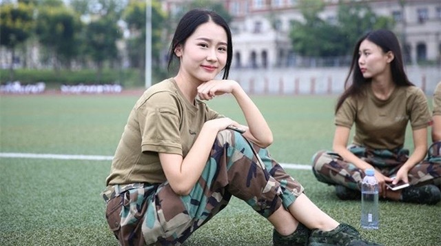 Các nữ sinh học quân sự xinh hơn hoa hậu làm cả trường náo loạn - Ảnh 7.