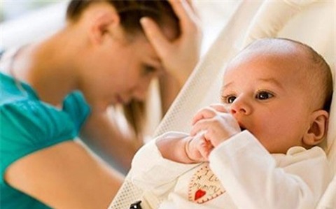 Khi con còn nhỏ, mỗi khi ốm đau sài đẹn chỉ có mình mẹ chăm. Ảnh minh họa.