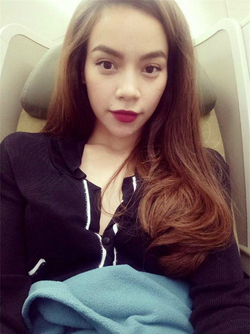 Hồ Ngọc Hà chia sẻ về đêm Trung thu bận rộn của mình: Tết Trung thu ai rước đèn đi chơi, em phải rước đèn đi đến phi trường.