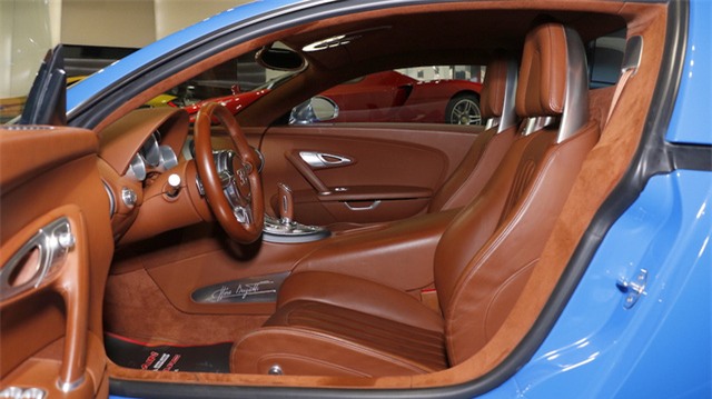 Bên trong khoang lái là nội thất màu nâu sô cô la đẹp mắt. Đây có lẽ là cách phối màu ngoại và nội thất ấn tượng nhất trên một chiếc siêu xe.