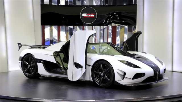 25 chiếc siêu xe Koenigsegg Agera RS đều đã được thông báo cháy hàng ngay khi ra mắt tại triển lãm Geneva 2015. Tuy nhiên, nếu muốn mua một chiếc Koenigsegg Agera RS, các đại gia có thể ghé qua đại lý Al Ain Class Motors để chiêm ngưỡng và hỏi giá. Mức giá khởi điểm khi ra mắt của Koenigsegg Agera RS tại thị trường Mỹ là 1,65 triệu USD.