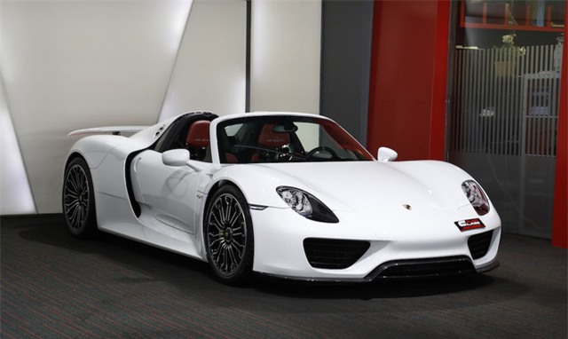 Trong số 11 chiếc Porsche 918 Spyder có trong kho hàng của đại lý Al Ain Class Motors, 8 chiếc đã tìm thấy chủ nhân. Hiện chỉ còn lại 3 chiếc mang ngoại thất trắng, vàng và bạc cho các đại gia lựa chọn. Trên thế giới, có đúng 918 chiếc Porsche 918 Spyder được sản xuất với giá khởi điểm gần 900.000 USD.