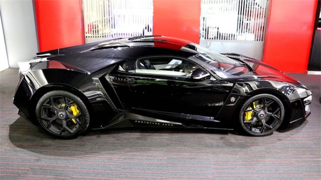 Lykan Hypersport được hãng W Motors đến từ Lebanon cho ra đời vào năm 2013 với thiết kế gây ấn tượng bởi bộ cửa cắt kéo mở ngược ra phía sau. Siêu xe này chỉ có số lượng đúng 7 chiếc cùng mức giá nghẹt thở 3,4 triệu USD, đắt hơn 1,2 triệu USD so với Buagtti Chiron.