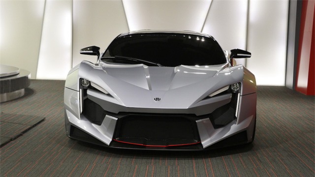 Một siêu phẩm khác xuất hiện trong đại lý Al Ain Class Motors chính là Fenyr SuperSport, đàn em của Lykan Hypersport. Hiện chưa có thông tin về giá bán, số lượng sản xuất của mẫu siêu xe này. Ấy thế mà đại lý siêu xe bán chiếc Pagani Huayra cho Minh Nhựa vẫn có hàng để các đại gia Dubai xem mặt.