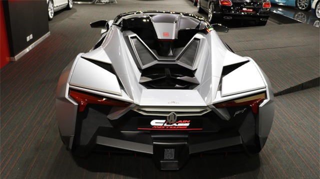 Chiếc Fenyr SuperSport tại Al Ain Class Motors không được hé lộ nội thất. Chỉ biết, siêu xe này có thời gian tăng tốc từ 0-100 km/h trong chưa đến 2,7 giây và vận tốc tối đa hơn 400 km/h.