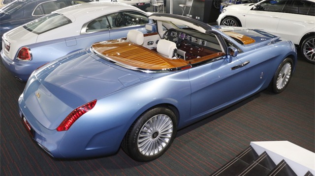 Tuy nhiên, sau 3 năm không có ai hỏi thăm, đại lý Al Ain Class Motors đã giảm giá gần nửa, xuống còn 1,45 triệu Euro, tương đương 35,7 tỷ Đồng. Đến nay, chiếc xe sang độc nhất vô nhị vẫn nằm yên trong đại lý này.