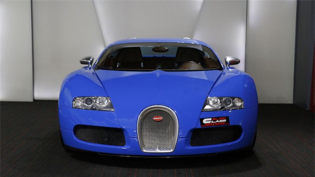 
Có lẽ trong lần ghé thăm đại lý siêu xe Al Ain Class Motors tại Dubai, đại gia Minh Nhựa đã bắt gặp một bóng hồng khá quen thuộc của mình đó là ông hoàng tốc độ Bugatti Veyron 16.4, chỉ khác siêu phẩm này mang ngoại thất xanh đậm bắt mắt thay cho màu đỏ-trắng.
