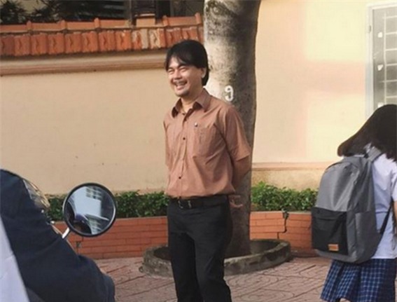 Cui dau chao hoc sinh moi sang: Thay hieu truong o TP. HCM khien nhieu nguoi xuc dong!