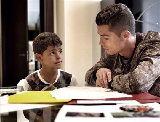 Ronaldo lam bai tap cung con trai hinh anh 1