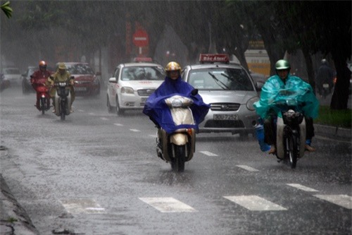 Tai nạn chết người từ việc mặc áo mưa đi xe máy không đúng cách