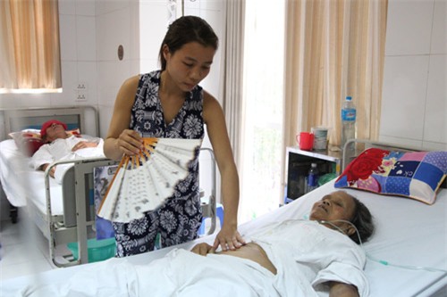 chong 84 tuoi lam tru cot gia dinh cham vo mac bao benh, nuoi con bi tam than - 1
