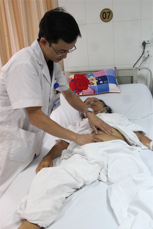 chong 84 tuoi lam tru cot gia dinh cham vo mac bao benh, nuoi con bi tam than - 2