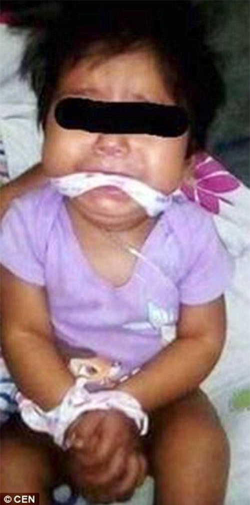 Bé gái 9 tháng tuổi bị mẹ và giúp việc bịt miệng, trói tay rồi đăng lên Facebook - 1