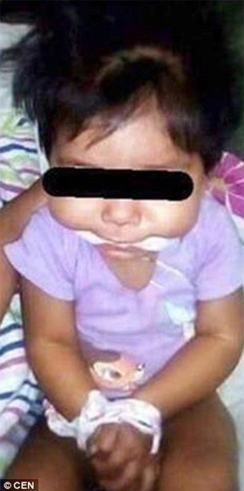 Bé gái 9 tháng tuổi bị mẹ và giúp việc bịt miệng, trói tay rồi đăng lên Facebook - 2