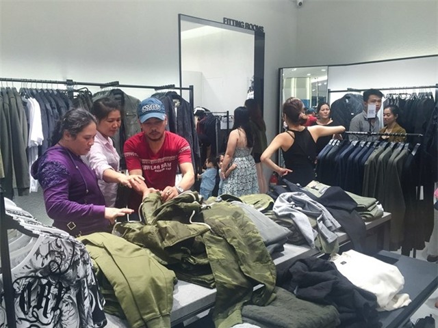 Nguoi Viet can trong mua hang ton cua Zara hinh anh 1