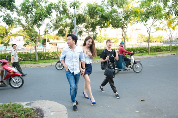 sao Việt chỉnh lại váy áo