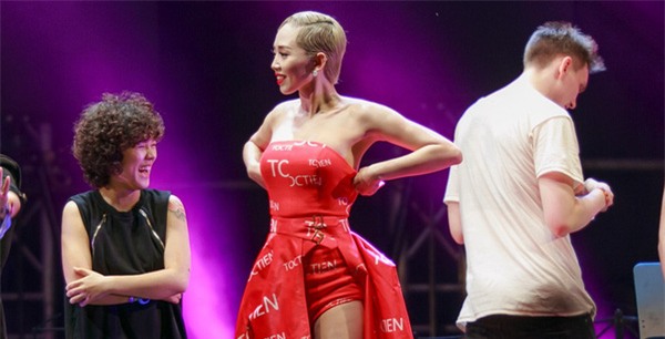 sao Việt chỉnh lại váy áo