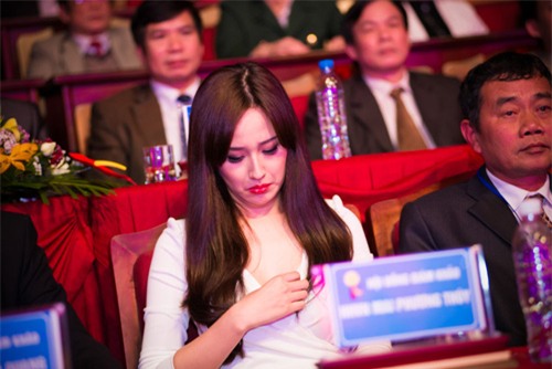 sao Việt chỉnh lại váy áo