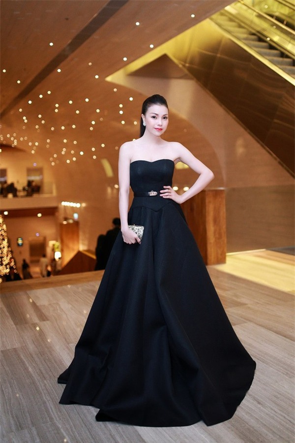 sao Việt chỉnh lại váy áo