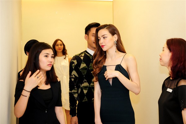 sao Việt chỉnh lại váy áo