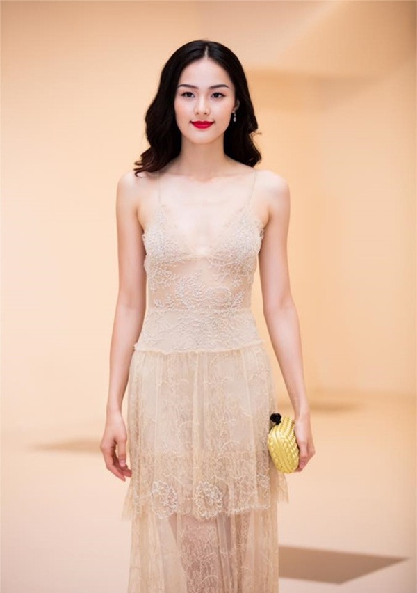 sao Việt chỉnh lại váy áo