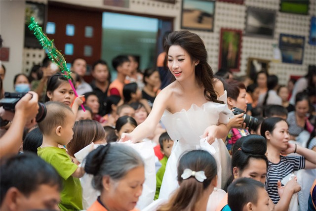 Hoa hậu Mỹ Linh: Mọi người quá nặng lời về chiếc váy của tôi - Ảnh 2.
