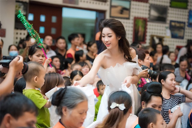 Hoa hậu Mỹ Linh: Mọi người quá nặng lời về chiếc váy của tôi - Ảnh 2.