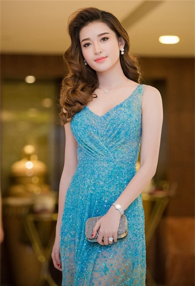 say dam 22 goc anh "dep nhu tien" cua a hau huyen my hinh anh 14