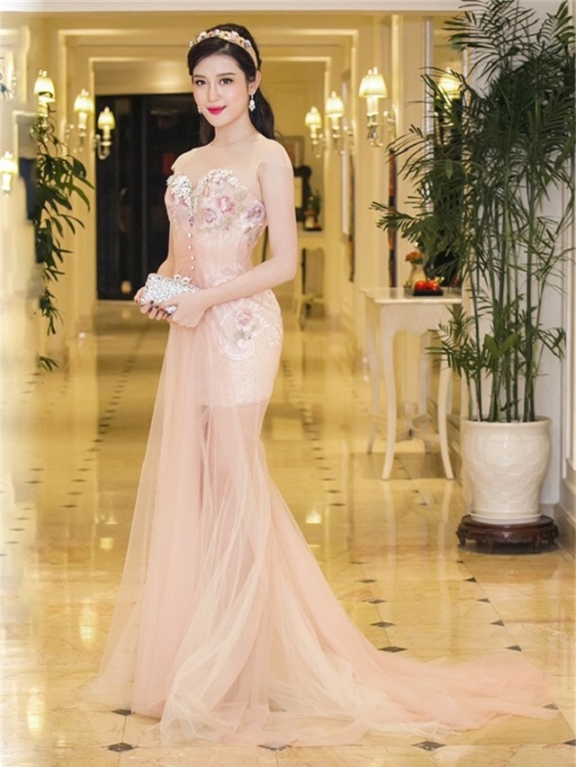 say dam 22 goc anh "dep nhu tien" cua a hau huyen my hinh anh 15