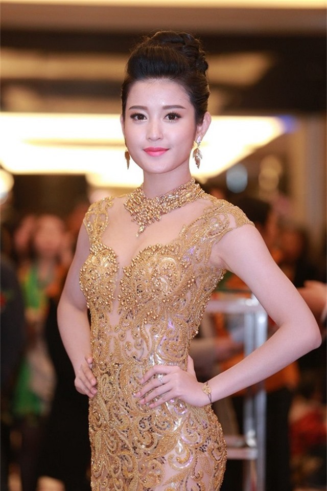 say dam 22 goc anh "dep nhu tien" cua a hau huyen my hinh anh 16