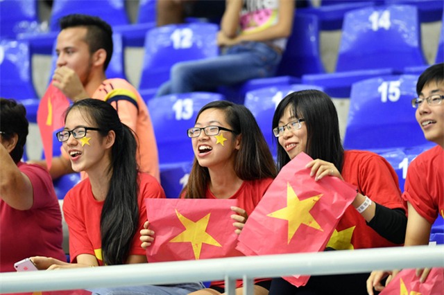 Tuyển futsal Việt Nam ăn mừng tưng bừng trong phòng thay đồ sau kỳ tích lịch sử - Ảnh 3.
