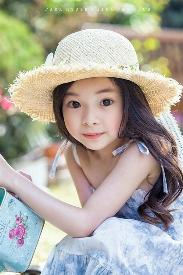 Tan chảy trước vẻ đẹp thuần khiết như sương mai của hot girl nhí xứ Hàn - Ảnh 1.