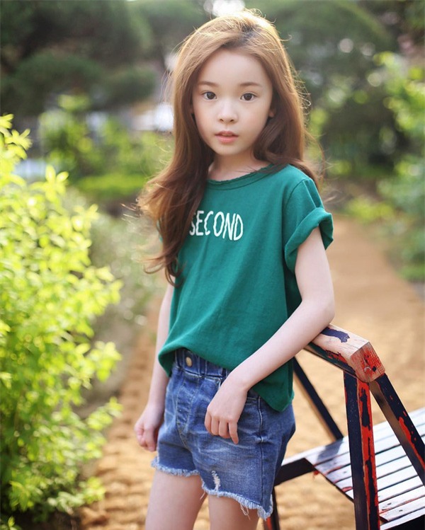 Tan chảy trước vẻ đẹp thuần khiết như sương mai của hot girl nhí xứ Hàn - Ảnh 6.