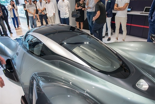 Dự kiến, Aston Martin AM-RB 001 sở hữu trọng lượng chỉ 1.000 kg và công suất động cơ lên đến 1.000 mã lực. Làm như vậy, Aston Martin AM-RB 001 sẽ có tỷ số công suất/trọng lượng là 1:1, xứng đáng được gọi là siêu xe hypercar. Trái tim của Aston Martin AM-RB 001 là khối động cơ V12 hút khí tự nhiên mạnh mẽ và không sử dụng hệ thống tăng áp hay mô-tơ điện hỗ trợ.