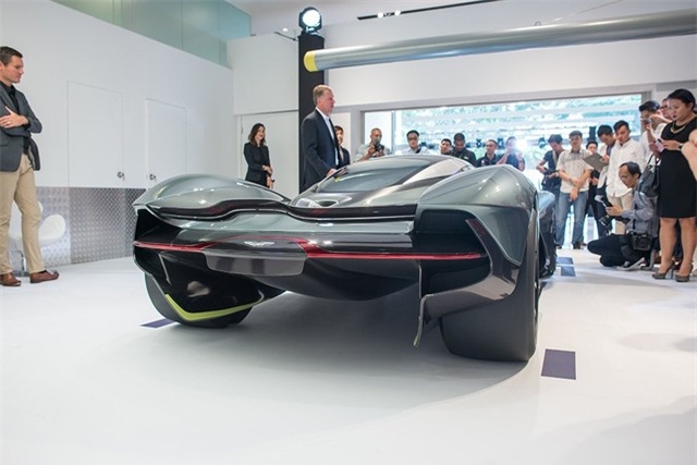 Được biết, Aston Martin AM-RB 001 chỉ cao 1.003 mm, thấp hơn cả Ford GT40.