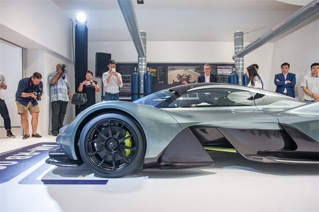 Bí quyết giảm cân của Aston Martin AM-RB 001 nằm ở nhờ hệ thống cửa cánh chim mở bằng cách chạm để cắt giảm tay nắm cửa. Tất nhiên, mẫu hypercar mới của Aston Martin cũng không hề có gương chiếu hậu thông thường, thay vào đó là camera kỹ thuật số được tích hợp vào hốc bánh trước.