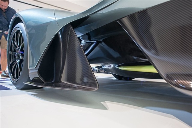 Những chi tiết còn lại của Aston Martin AM-RB 001 đều được làm bằng sợi carbon và sơn theo ý muốn của khách hàng.
