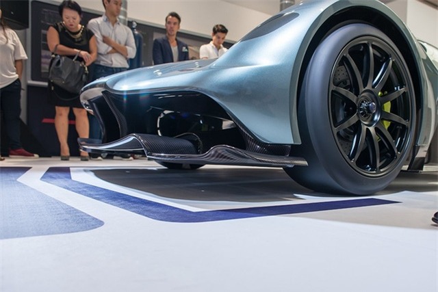 Bên trong Aston Martin AM-RB 001 vẫn có đầy đủ điều hòa không khí, hệ thống thông tin giải trí và 2 ghế ngồi. Ngay cả ông Reichman cao hơn 1,9 mét cũng có thể ngồi vừa ghế trong AM-RB 001 dù đội mũ bảo hiểm.