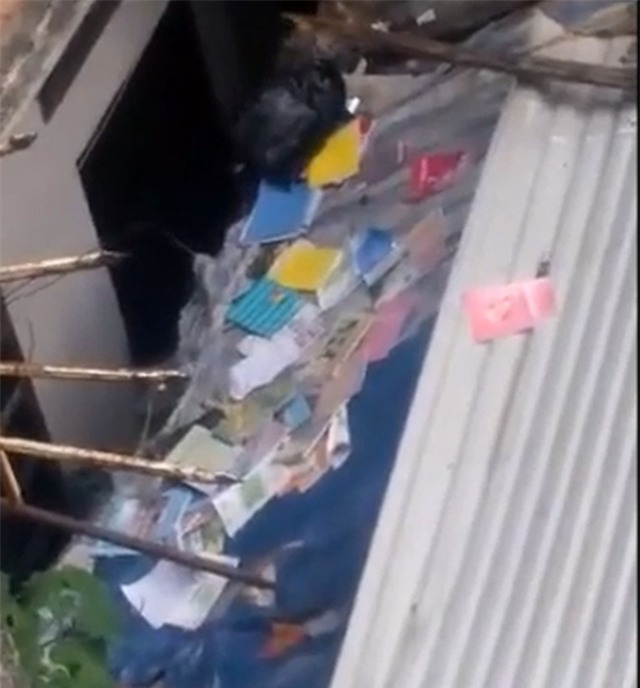 Nữ sinh gào khóc thất thanh vì bị mẹ đánh dã man và ném hết sách vở lên mái nhà - Ảnh 2.