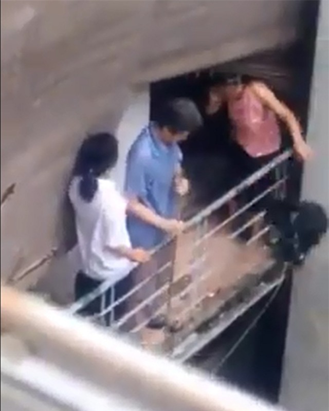 Nữ sinh gào khóc thất thanh vì bị mẹ đánh dã man và ném hết sách vở lên mái nhà - Ảnh 3.