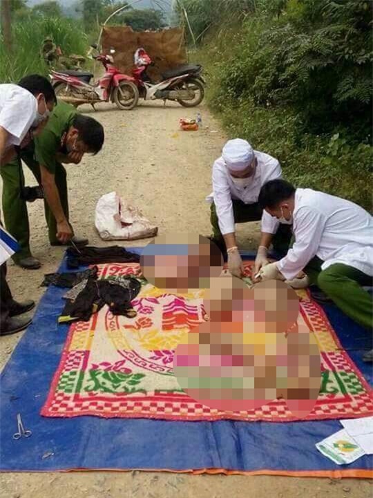 Cơ quan chức năng đang tiến hành khám nghiệm hiện trường.