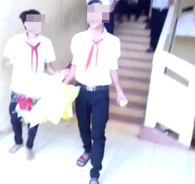 Nam sinh cấp 2 quỳ gối tỏ tình với bạn gái - Ảnh 1.