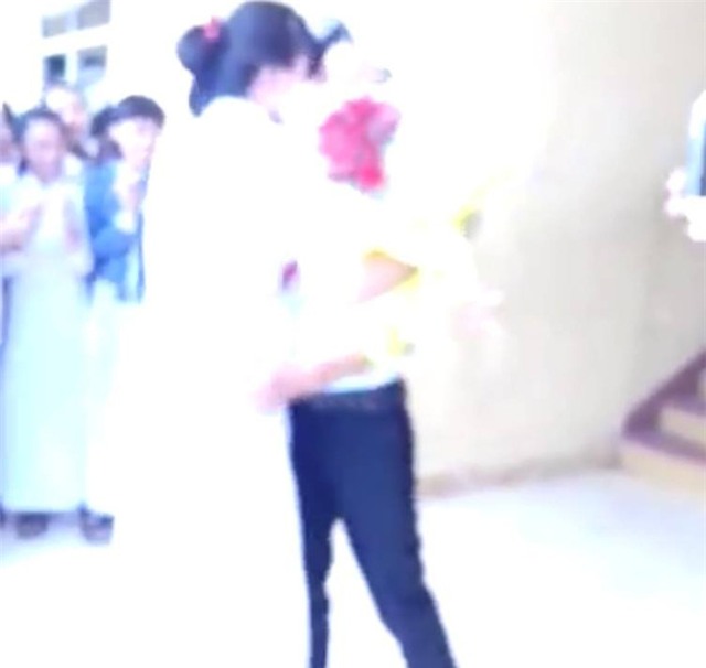 Nam sinh cấp 2 quỳ gối tỏ tình với bạn gái - Ảnh 4.