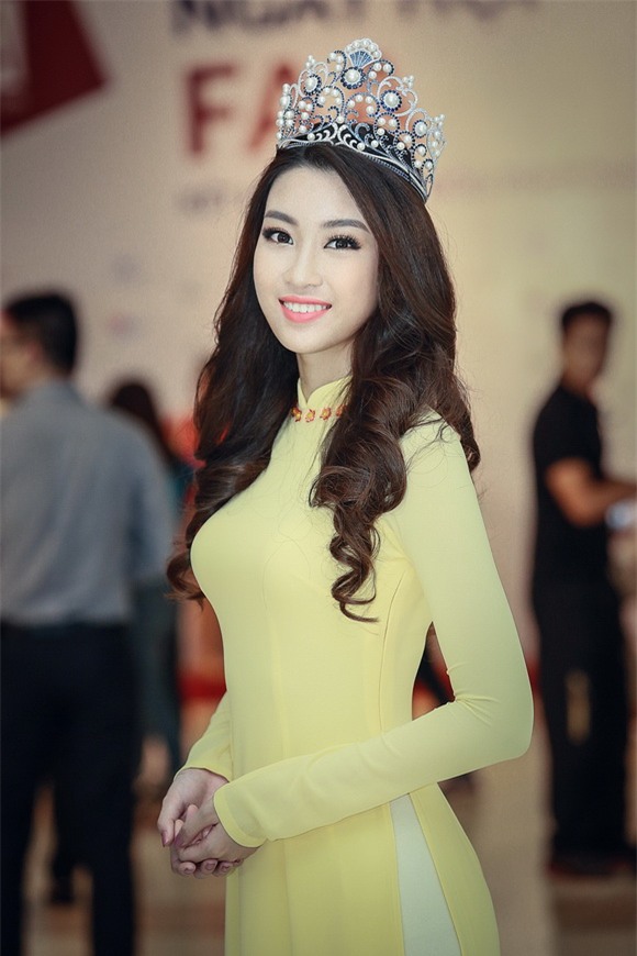 Hoa hậu Mỹ Linh diện áo dài vàng 8