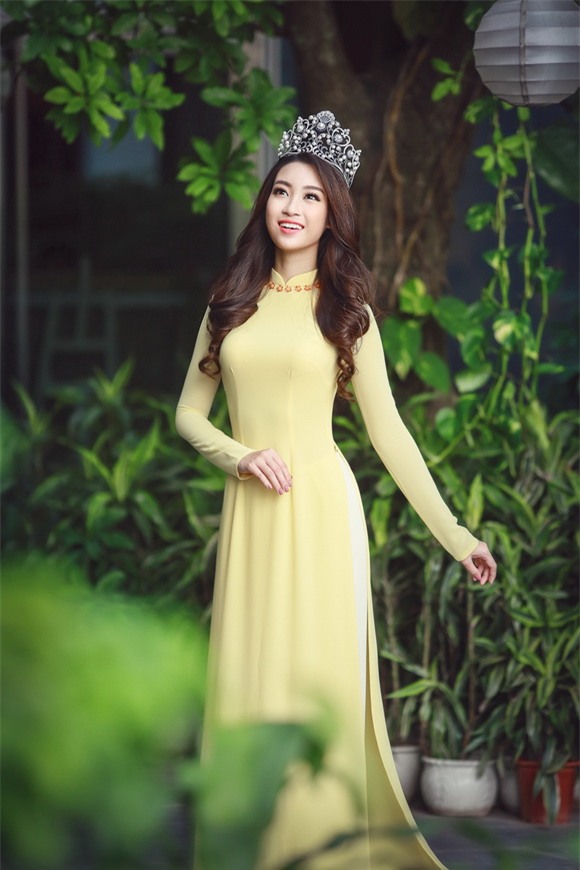 Hoa hậu Mỹ Linh diện áo dài vàng 5