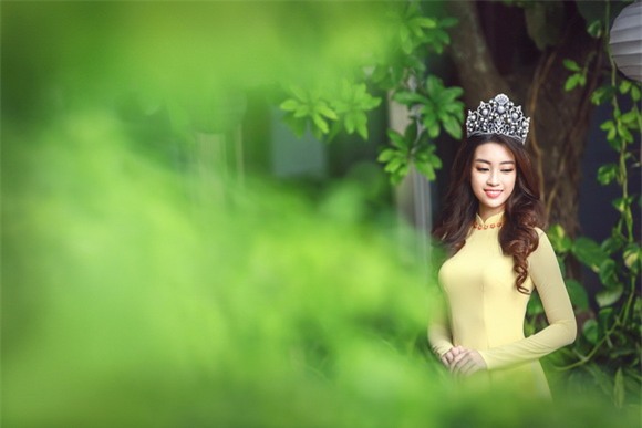 Hoa hậu Mỹ Linh diện áo dài vàng 4