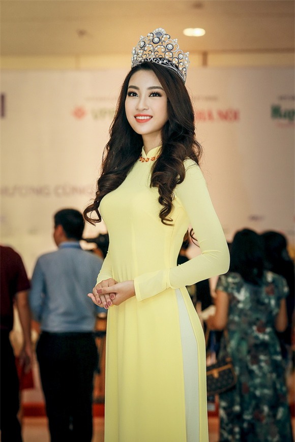 Hoa hậu Mỹ Linh diện áo dài vàng 0