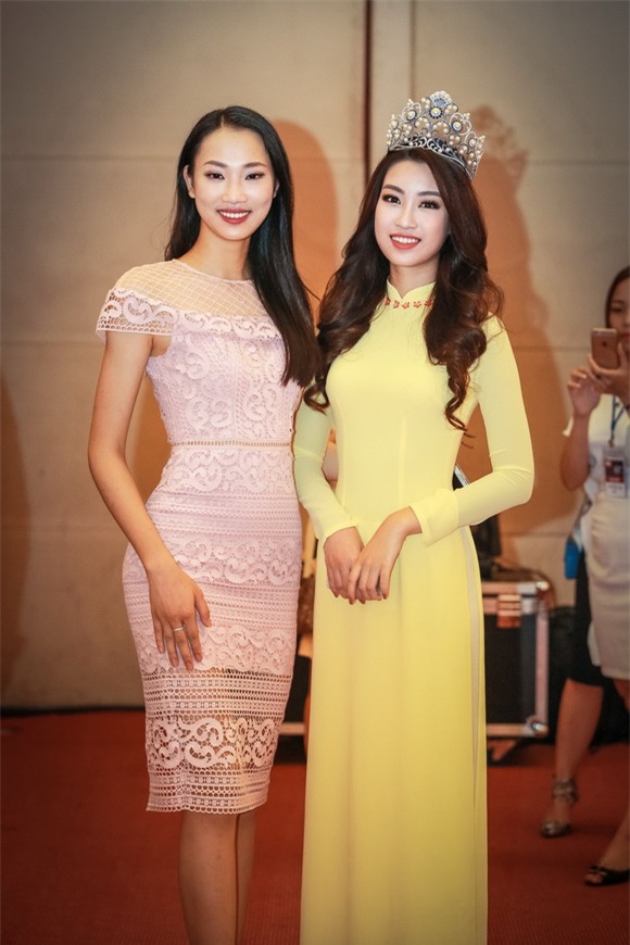 Hoa hậu Mỹ Linh diện áo dài vàng 2
