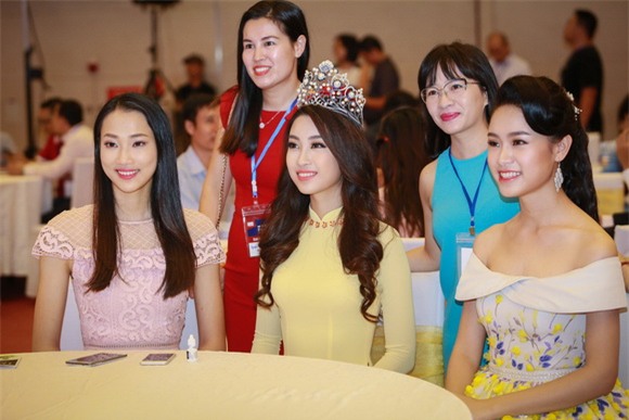 Hoa hậu Mỹ Linh diện áo dài vàng 1