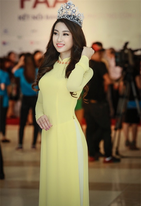 Hoa hậu Mỹ Linh diện áo dài vàng 7